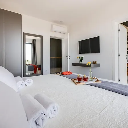 Arestea Near Pula With 35 M2 Heated Pool, Sea View, Wellness & Kids Playground Vila