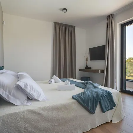 Arestea Near Pula With 35 M2 Heated Pool, Sea View, Wellness & Kids Playground Vila *