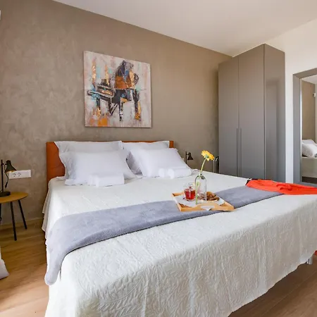 Arestea Near Pula With 35 M2 Heated Pool, Sea View, Wellness & Kids Playground Vila