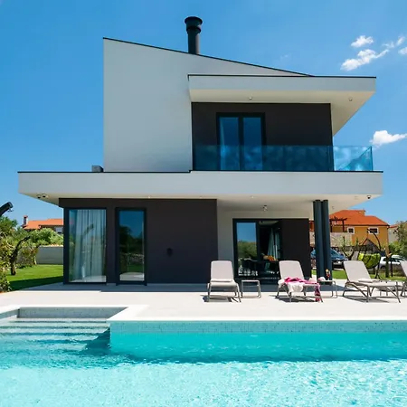 Arestea Near Pula With 35 M2 Heated Pool, Sea View, Wellness & Kids Playground Vila Vodnjan